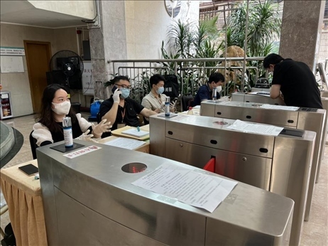 廣州市越秀區(qū)教育局現(xiàn)場審核返區(qū)生辦理材料，采用“提前網(wǎng)上預(yù)約、現(xiàn)場分批辦理”的方式進(jìn)行。廣州市越秀區(qū)教育局供圖