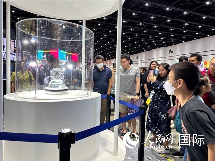 觀眾參觀中國“嫦娥五號(hào)”探測器從月球帶回的珍貴樣品。人民網(wǎng)記者簡承淵攝