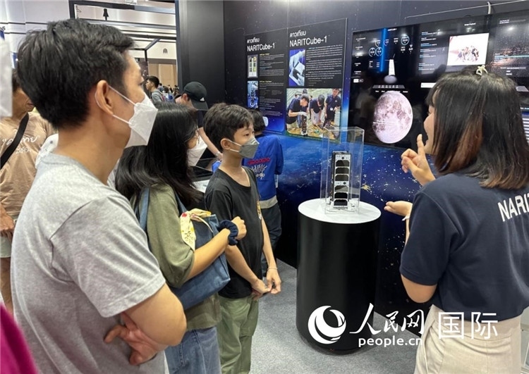 泰國國家天文研究所工作人員向觀眾科普天文知識(shí)。人民網(wǎng)記者 簡承淵攝