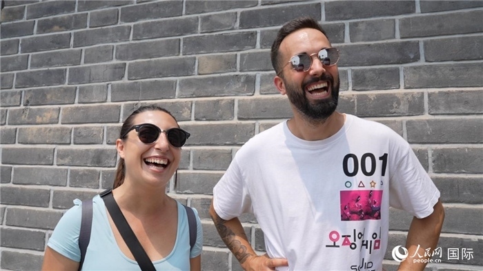 圖為西班牙籍游客塔瑪拉·魯伊斯·查莫羅（左）和馬克·普拉達(dá)·巴約納（右）。人民網(wǎng)記者 吳超嵐攝