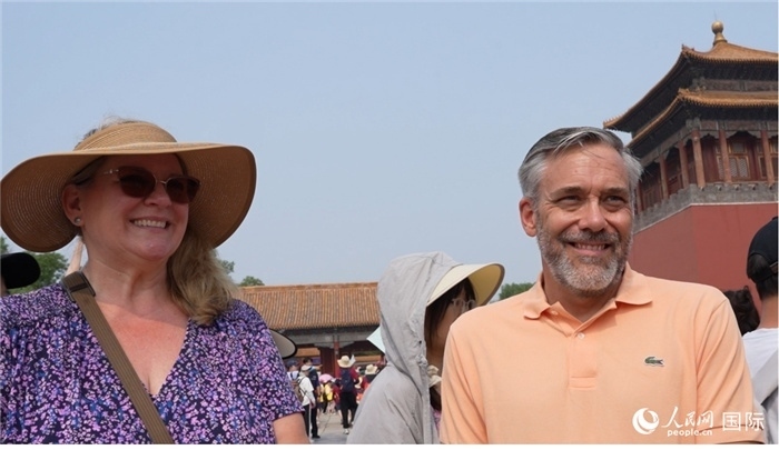 圖為來自美國(guó)拉斯維加斯的游客格雷琴·拉森 （Gretchen Larsen）（左）和她的丈夫埃里克·拉森（Eric Larsen）（右）。人民網(wǎng)記者 吳超嵐攝
