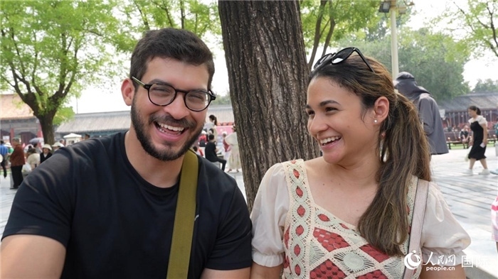 圖為巴拿馬籍游客阿德里安·岡薩雷斯（Adrian Gonzalez）（左）和丹尼斯·岡薩雷斯（Denisse Gonzalez）（右）。人民網(wǎng)記者 吳超嵐攝