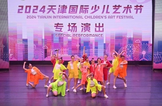 7月22日，來自俄羅斯的舞蹈團演員在藝術節(jié)上展演。新華社記者 趙子碩 攝