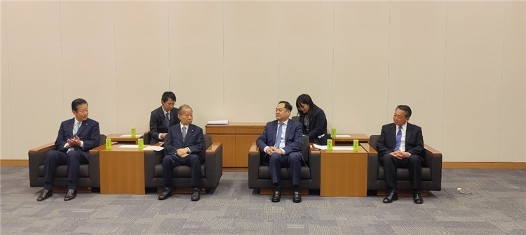 4月11日，楊萬明會長在東京會見日中友好議員聯(lián)盟會長二階俊博（左二）。中國人民對外友好協(xié)會供圖