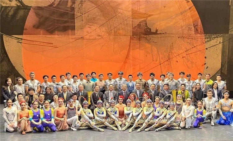 4月12日，中國人民對外友好協(xié)會會長楊萬明、駐日大使吳江浩及來自36國70位駐日使節(jié)代表等現(xiàn)場觀看中國雜技團東京公演。中國人民對外友好協(xié)會供圖