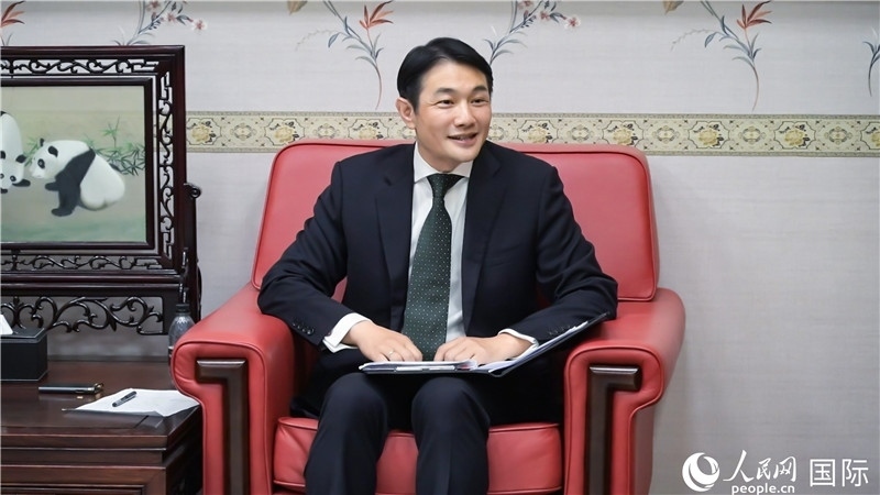 使館發(fā)言人畢海波公參介紹黨的二十屆三中全會情況并回答記者提問。人民網(wǎng) 郭錦標攝