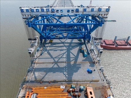 △ 圖為我國自主研發(fā)的世界最大噸位橋面吊機。