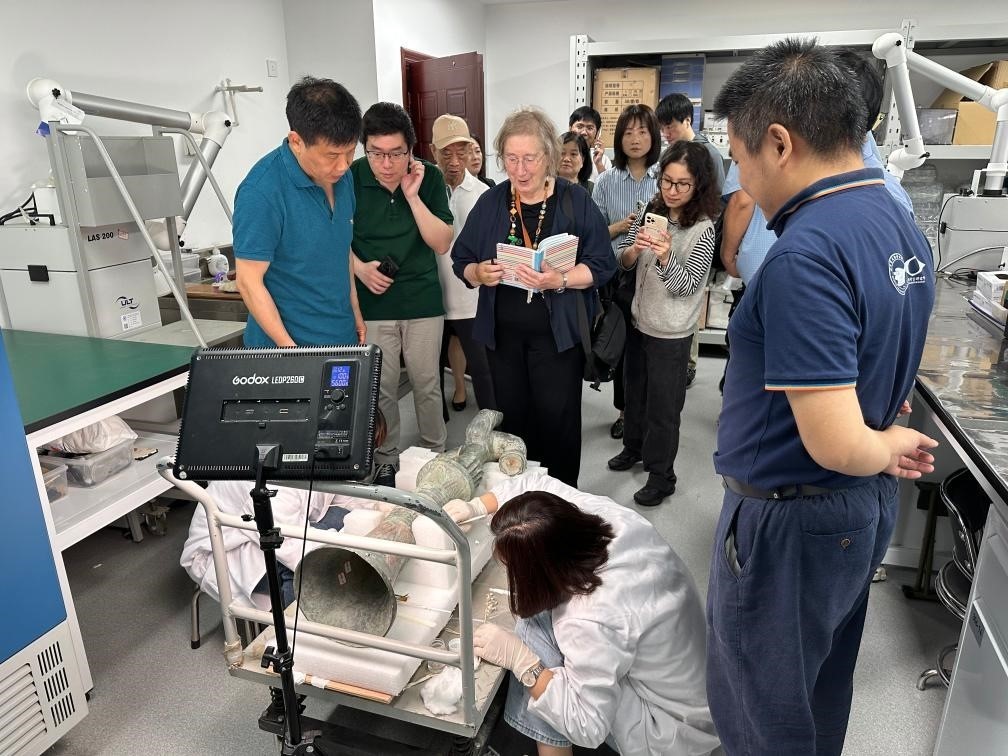 2024年5月28日，英國考古學家、牛津大學教授杰西卡·羅森在文物保護修復(fù)實驗室觀摩文物。新華社發(fā)（四川省文物考古研究院供圖）