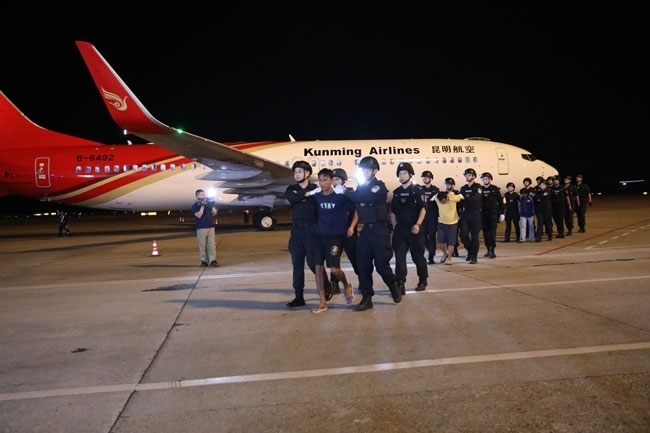 押解現(xiàn)場。公安部供圖