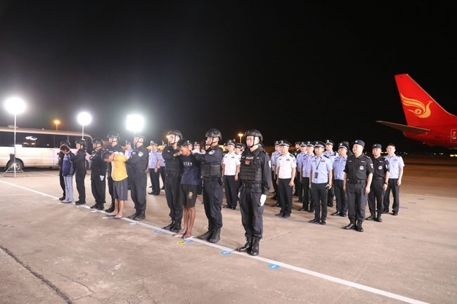 押解現(xiàn)場。公安部供圖