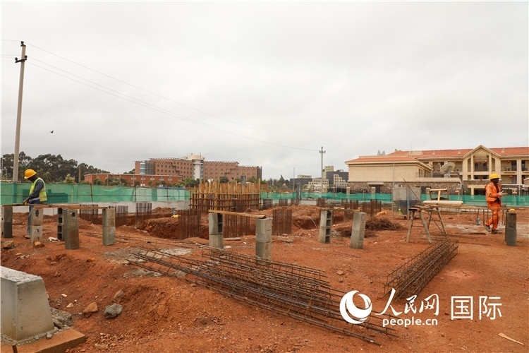 圖為孔子學院項目施工現(xiàn)場。人民網(wǎng)記者 沈小曉攝。