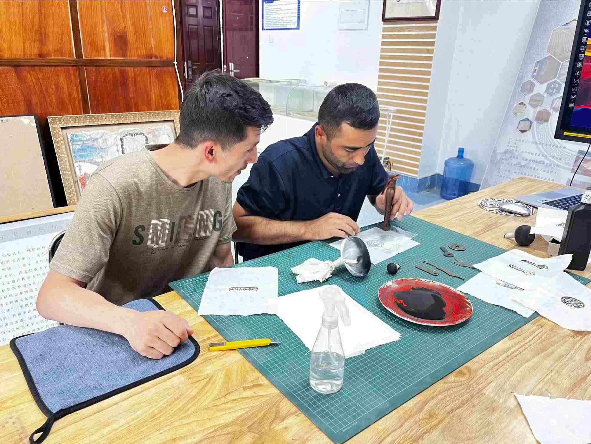 營(yíng)員們動(dòng)手體驗(yàn)“非遺”技藝。校方供圖