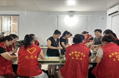 志愿者在以孝治家大食堂工作。（受訪者供圖）