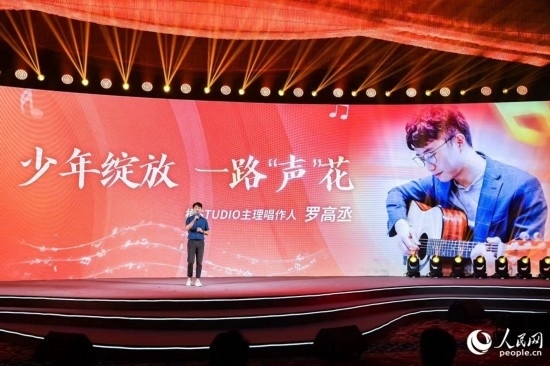 羅高丞在臺上分享自己的創(chuàng)作心路。人民網(wǎng)攝