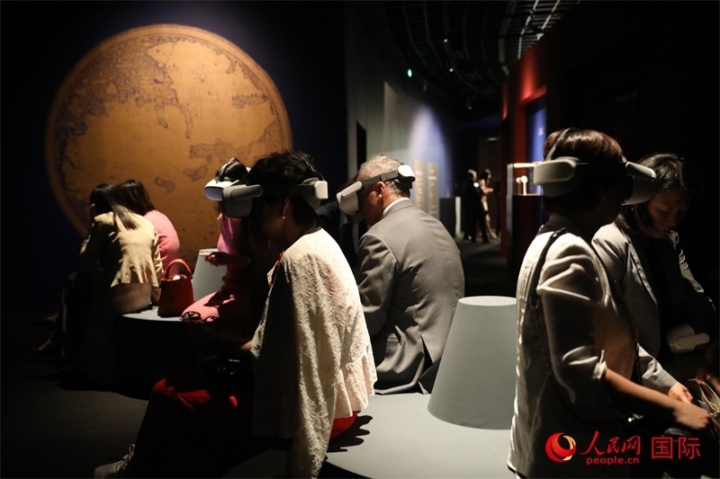 嘉賓在展覽“傳奇之旅：馬可·波羅與絲綢之路上的世界”VR體驗(yàn)區(qū)參觀。人民網(wǎng) 殷韜攝