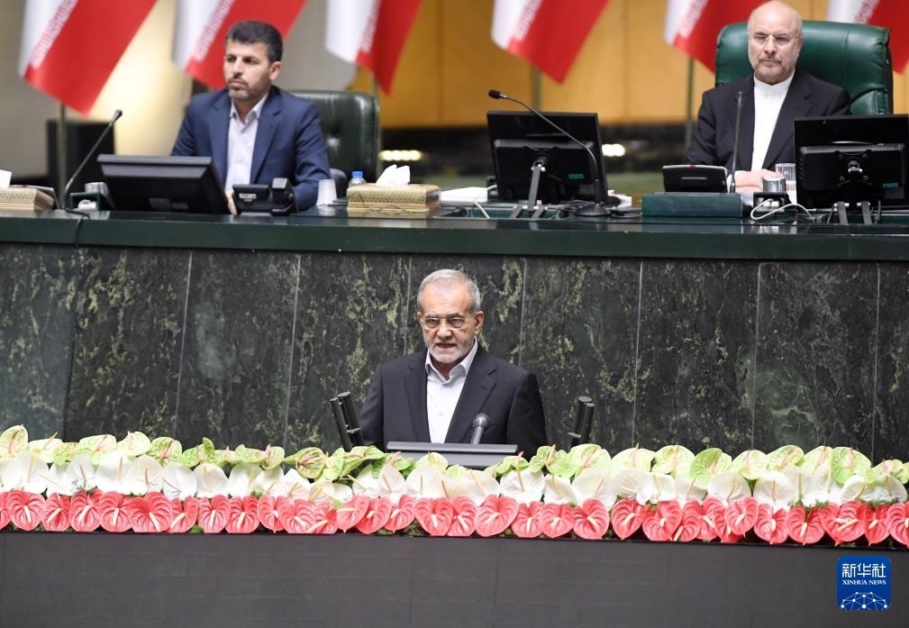 7月30日，佩澤希齊揚(yáng)（前）在伊朗德黑蘭的伊朗議會(huì)宣誓就任伊朗總統(tǒng)后發(fā)表就職演說(shuō)。新華社記者 沙達(dá)提 攝