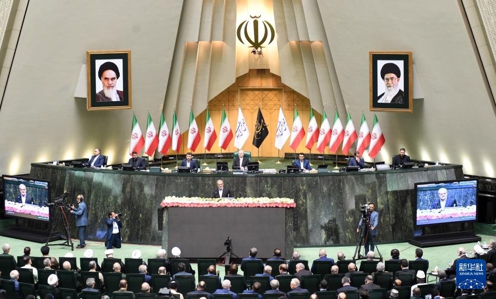 7月30日，佩澤希齊揚(yáng)（中）在伊朗德黑蘭的伊朗議會(huì)宣誓就任伊朗總統(tǒng)后發(fā)表就職演說(shuō)。新華社記者 沙達(dá)提 攝