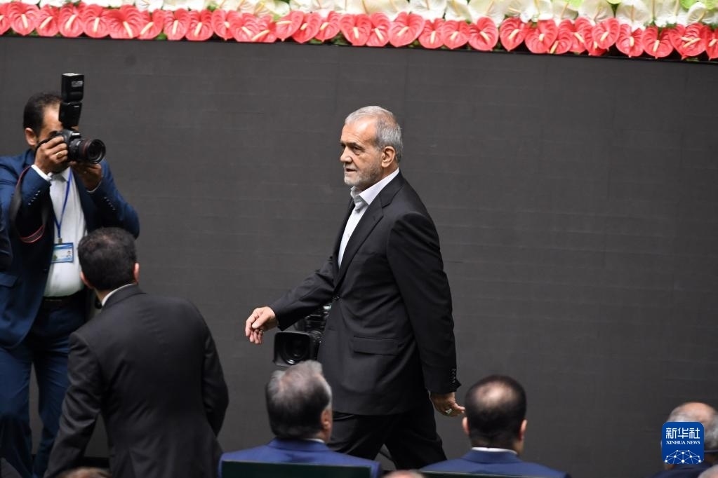 7月30日，在伊朗德黑蘭的伊朗議會(huì)，佩澤希齊揚(yáng)（中）抵達(dá)總統(tǒng)就職典禮現(xiàn)場(chǎng)。新華社記者 沙達(dá)提 攝