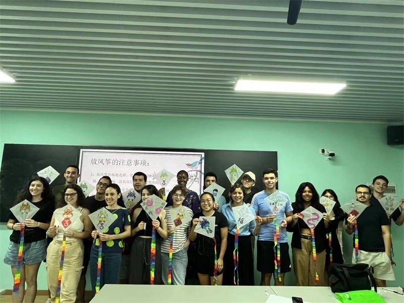 在中國(guó)和巴西共迎兩國(guó)建交50周年之際，巴西圣保羅州立大學(xué)孔子學(xué)院今年7月成功組織多批、近40名巴西青少年來(lái)華進(jìn)行短期訪問(wèn)交流，圖為訪問(wèn)團(tuán)成員參加文化體驗(yàn)活動(dòng)。 巴西圣保羅州立大學(xué)孔子學(xué)院供圖