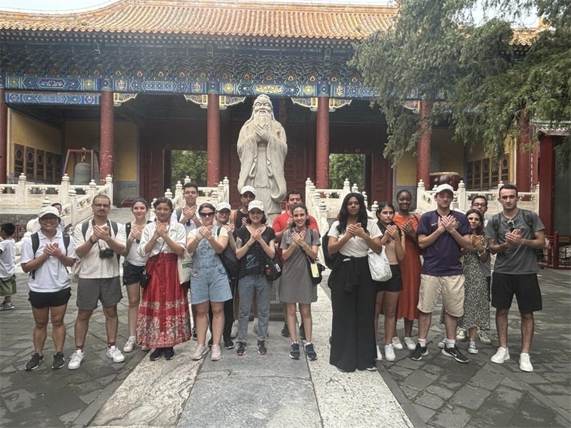 在中國(guó)和巴西共迎兩國(guó)建交50周年之際，巴西圣保羅州立大學(xué)孔子學(xué)院今年7月成功組織多批、近40名巴西青少年來(lái)華進(jìn)行短期訪問(wèn)交流，圖為訪問(wèn)團(tuán)成員參加文化體驗(yàn)活動(dòng)。 巴西圣保羅州立大學(xué)孔子學(xué)院供圖