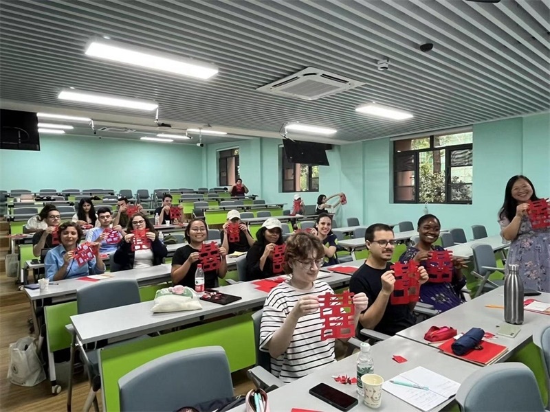 在中國(guó)和巴西共迎兩國(guó)建交50周年之際，巴西圣保羅州立大學(xué)孔子學(xué)院今年7月成功組織多批、近40名巴西青少年來(lái)華進(jìn)行短期訪問(wèn)交流，圖為訪問(wèn)團(tuán)成員參加文化體驗(yàn)活動(dòng)。 巴西圣保羅州立大學(xué)孔子學(xué)院供圖