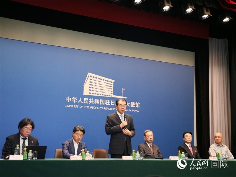 中國駐日本大使吳江浩（左三）致辭。人民網(wǎng) 許可攝