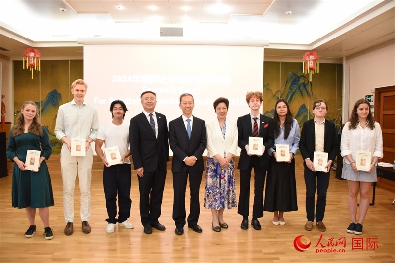 中國駐瑞典大使崔愛民與赴華瑞典留學生合影。人民網(wǎng)記者 殷淼攝