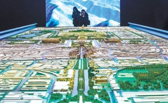 首都博物館“輝煌中軸”展廳內(nèi)，十六米長的中軸線沙盤，配以立體投影技術(shù)，展現(xiàn)北京中軸線之壯美。 本報記者 武亦彬攝