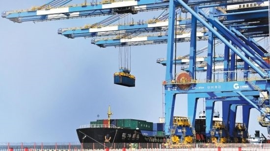 自動(dòng)化起重機(jī)在中國(guó)（廣西）自由貿(mào)易試驗(yàn)區(qū)欽州港吊裝集裝箱。（圖片來(lái)源：新華社）