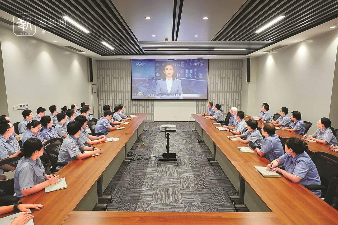 2024年8月1日晚，寧波永新光學(xué)股份有限公司員工集體觀看央視《新聞聯(lián)播》關(guān)于國家主席習(xí)近平給包陪慶、曹其鏞等祖籍寧波的香港企業(yè)家回信的報道。潮新聞記者 賀元凱 彭鵬 周旭輝 攝
