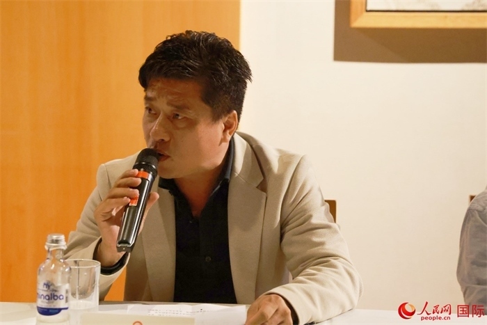 巴西中國(guó)浙江商會(huì)會(huì)長(zhǎng)鄭俠茂在座談會(huì)上致辭。人民網(wǎng)記者 陳海琪攝