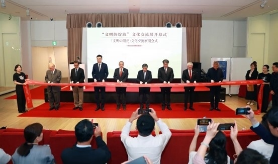 中外嘉賓共同為“文明的綻放”文化交流展開幕式剪彩。中國(guó)外文局國(guó)際傳播發(fā)展中心供圖