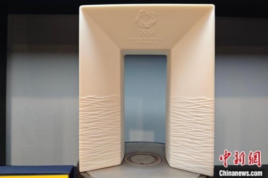 白瓷作品《凱旋尊》巧妙融合了法國與中國最具象征意義的藝術形式和元素進行再創(chuàng)造。 吳冠標 攝