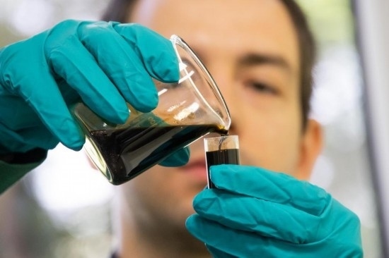 2022年5月24日，在匈牙利薩茲豪隆包陶多瑙河煉油廠，一名工人對(duì)通過阿德里亞輸油管道運(yùn)達(dá)的原油樣品進(jìn)行質(zhì)量分析。新華社發(fā)（弗爾季·奧蒂洛攝）