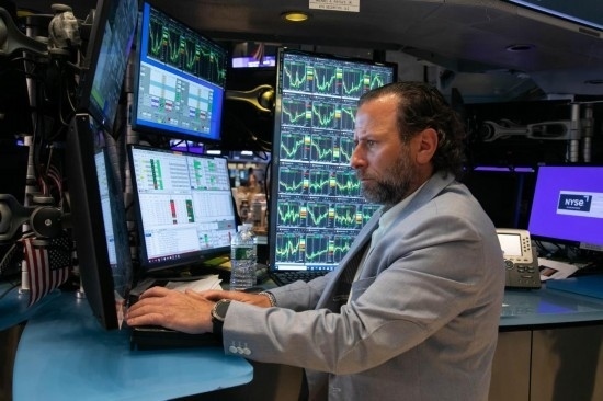 5月3日，交易員在美國紐約證券交易所交易大廳工作。新華社發(fā)（郭克攝）