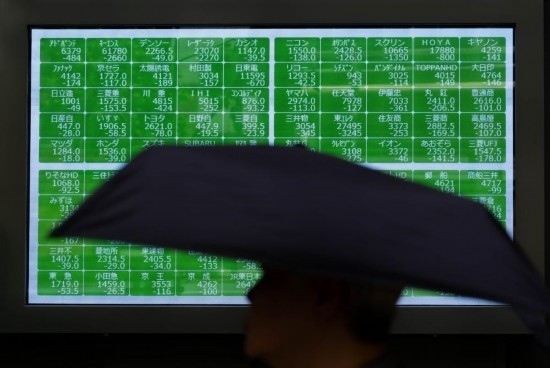 8月2日，在日本東京，行人經(jīng)過一處股指信息電子顯示屏。新華社記者張笑宇攝