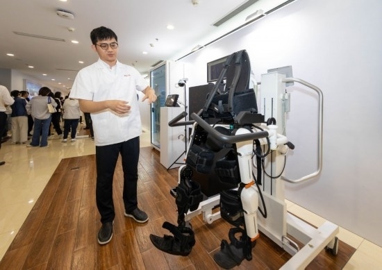 2024年5月24日，在位于上海市嘉定區(qū)的上海交通大學(xué)醫(yī)學(xué)院附屬瑞金醫(yī)院腫瘤質(zhì)子中心，工作人員介紹由瑞金醫(yī)院醫(yī)生和醫(yī)療公司共同研發(fā)的用于恢復(fù)患者下肢的醫(yī)療機(jī)器人。新華社記者 王翔 攝