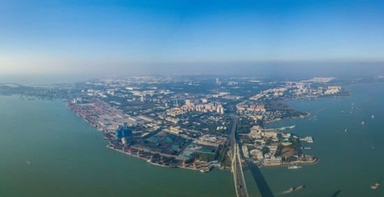 海南自貿(mào)港重點(diǎn)園區(qū)——洋浦經(jīng)濟(jì)開(kāi)發(fā)區(qū)（2023年12月31日攝，無(wú)人機(jī)全景照片）。新華社記者 蒲曉旭 攝