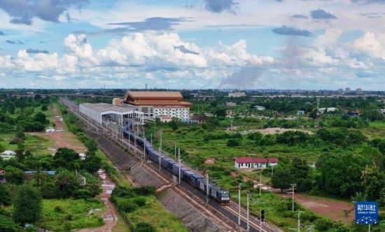 8月5日，由老撾籍火車司機獨立駕駛的滿載貨物的列車駛出萬象站，向中國昆明進發(fā)（無人機照片）。新華社發(fā)（楊永全 攝）