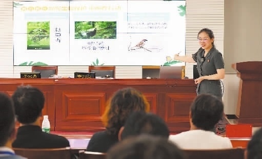 圖②：法官給旁聽群眾講解破壞生態(tài)環(huán)境的危害和法律后果。