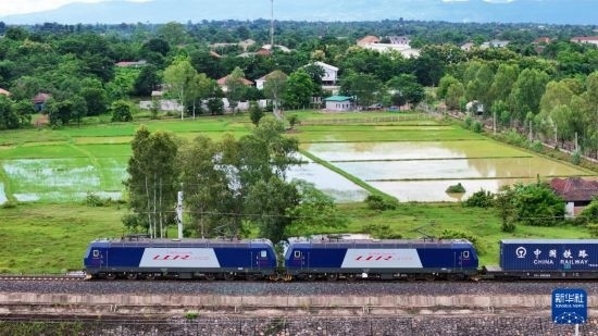 8月5日，由老撾籍火車司機獨立駕駛的滿載貨物的列車駛出萬象站，向中國昆明進發(fā)（無人機照片）。新華社發(fā)（楊永全 攝）