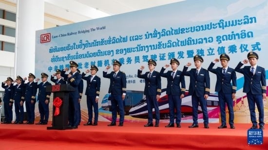 8月5日，在中老鐵路萬象站，中老鐵路首批14名老撾籍火車司機進行宣誓。新華社發(fā)（凱喬 攝）