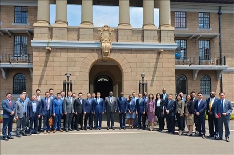 （與會(huì)人員合影留念。駐肯使館供圖）