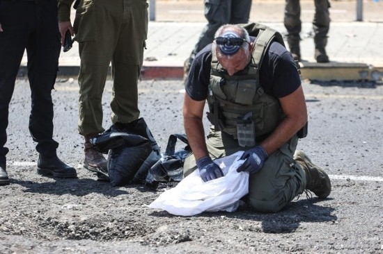 8月6日，在以色列納哈里亞，警方在無人機(jī)襲擊現(xiàn)場開展工作。以色列國防軍6日發(fā)表聲明說，多架無人機(jī)當(dāng)天從黎巴嫩射向以色列，造成以色列邊境城市納哈里亞數(shù)名平民受傷。新華社/基尼圖片社