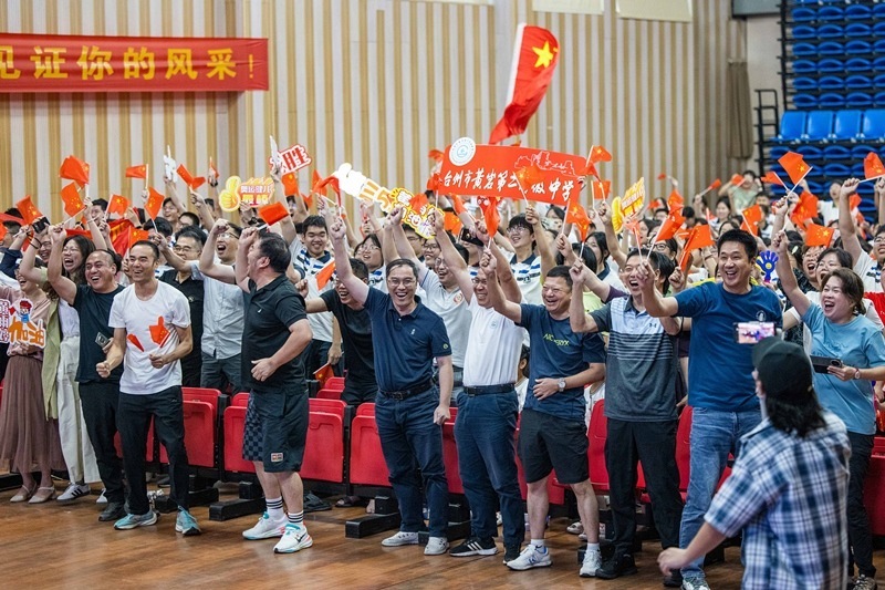 北京時(shí)間7月27日，2024年巴黎奧運(yùn)會(huì)首個(gè)比賽日，在射擊10米氣步槍混合團(tuán)體比賽中，中國(guó)選手黃雨婷/盛李豪獲得金牌。圖為黃雨婷的母校師生們通過(guò)收看奧運(yùn)直播的方式為她加油助威。