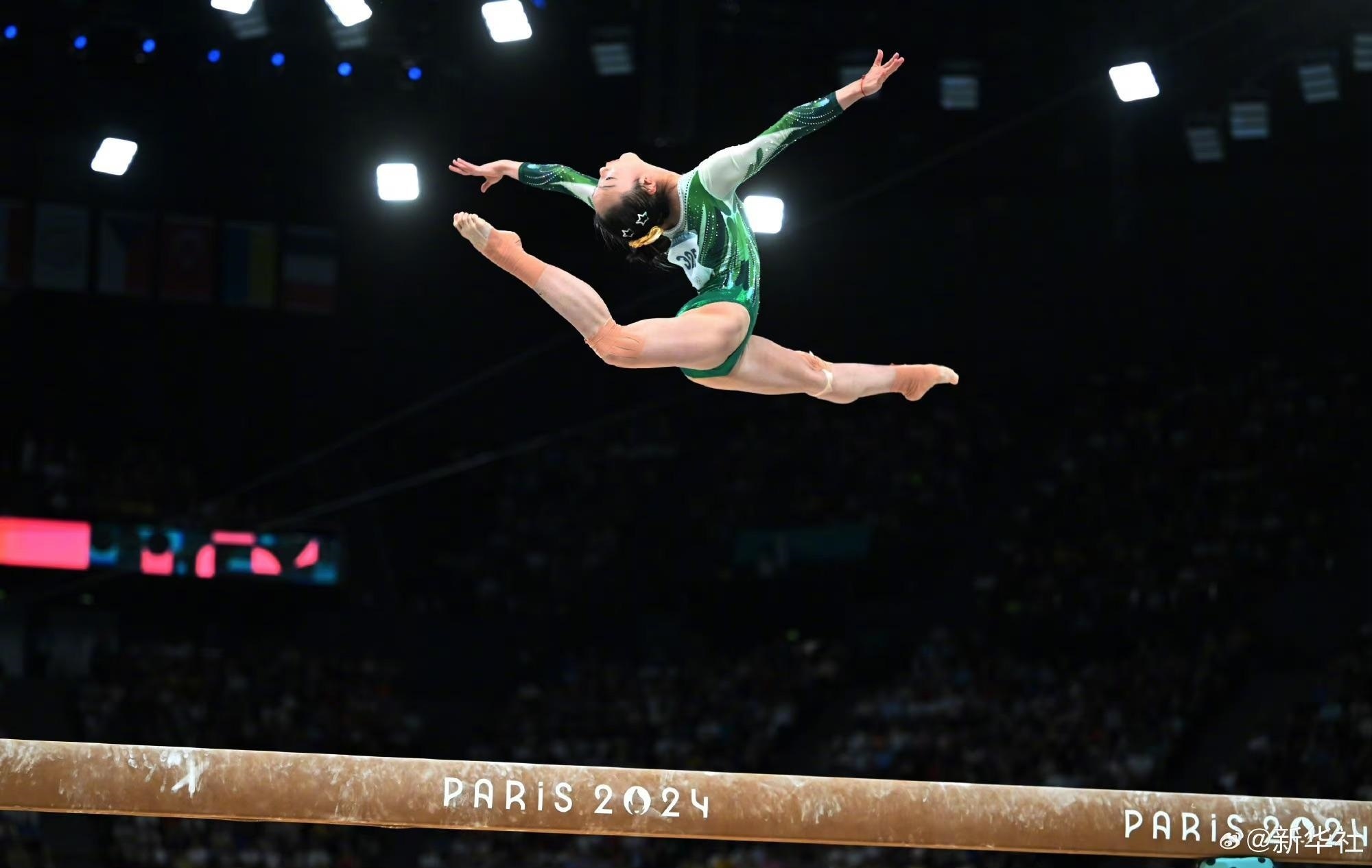 巴黎奧運會體操女子平衡木比賽中，中國選手周雅琴的靚麗身姿