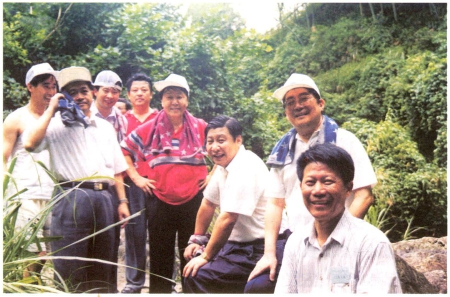 1999年6月，習(xí)近平在福州森林公園參加紀(jì)念毛主席“發(fā)展體育運動，增強人民體質(zhì)”題詞47周年登山健身活動。（資料照片，來源：《習(xí)近平在福建》（下））