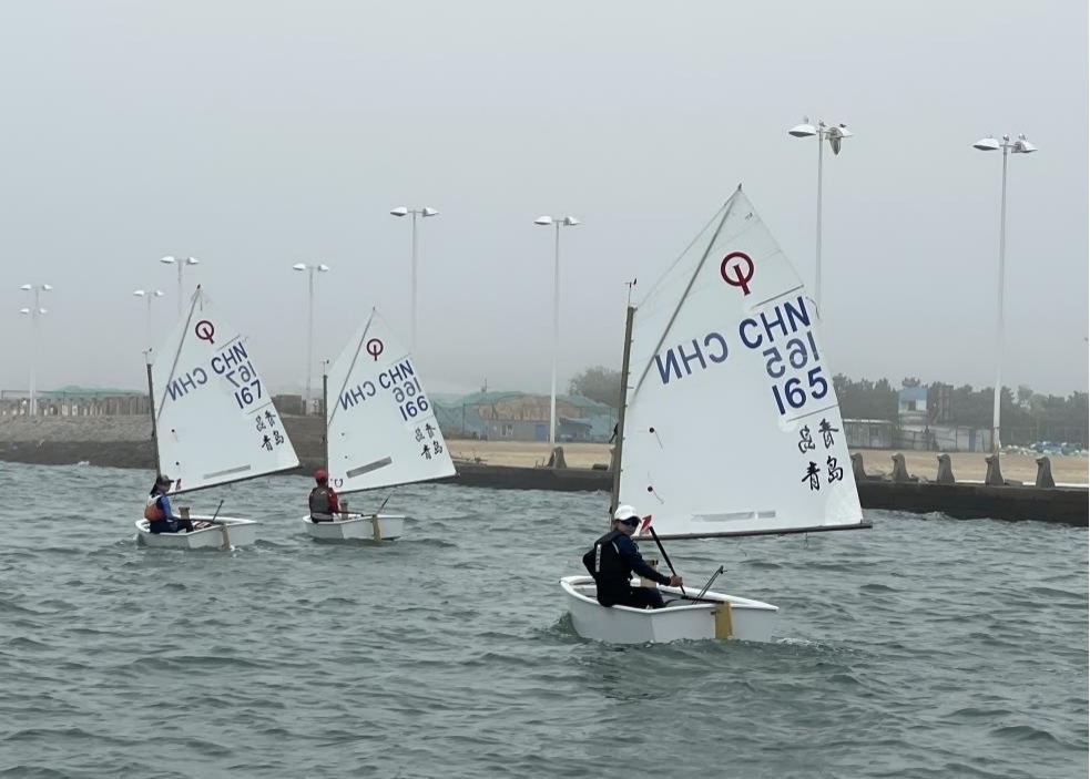 青島市嶗山區(qū)中韓小學帆船社團進行帆船訓練。青島市嶗山區(qū)教育和體育局供圖