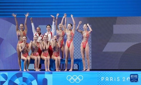 北京時間8月8日凌晨，巴黎奧運會花樣游泳集體項目的最后一項比賽集體技巧自選在巴黎奧林匹克水上運動中心舉行。中國隊奪得花樣游泳集體項目金牌。圖為中國隊在比賽后慶祝奪冠。新華社記者 薛宇舸 攝