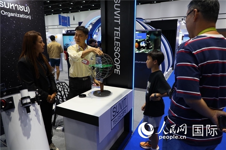 專家向觀眾講述航天知識。人民網(wǎng)記者簡承淵攝。